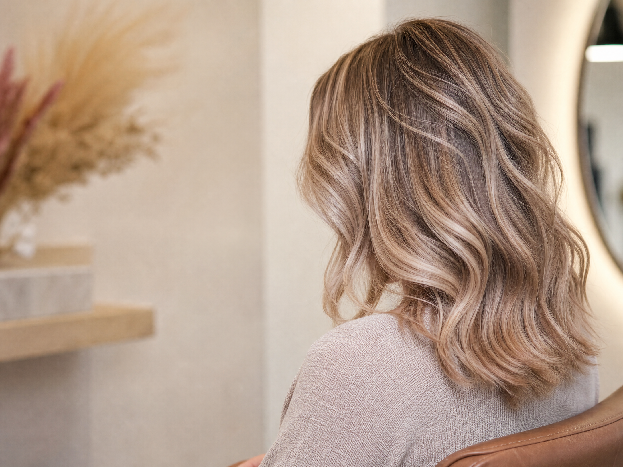Beige-blonde Balayage mit weichen Farbverläufen bei DILEK in Offenbach