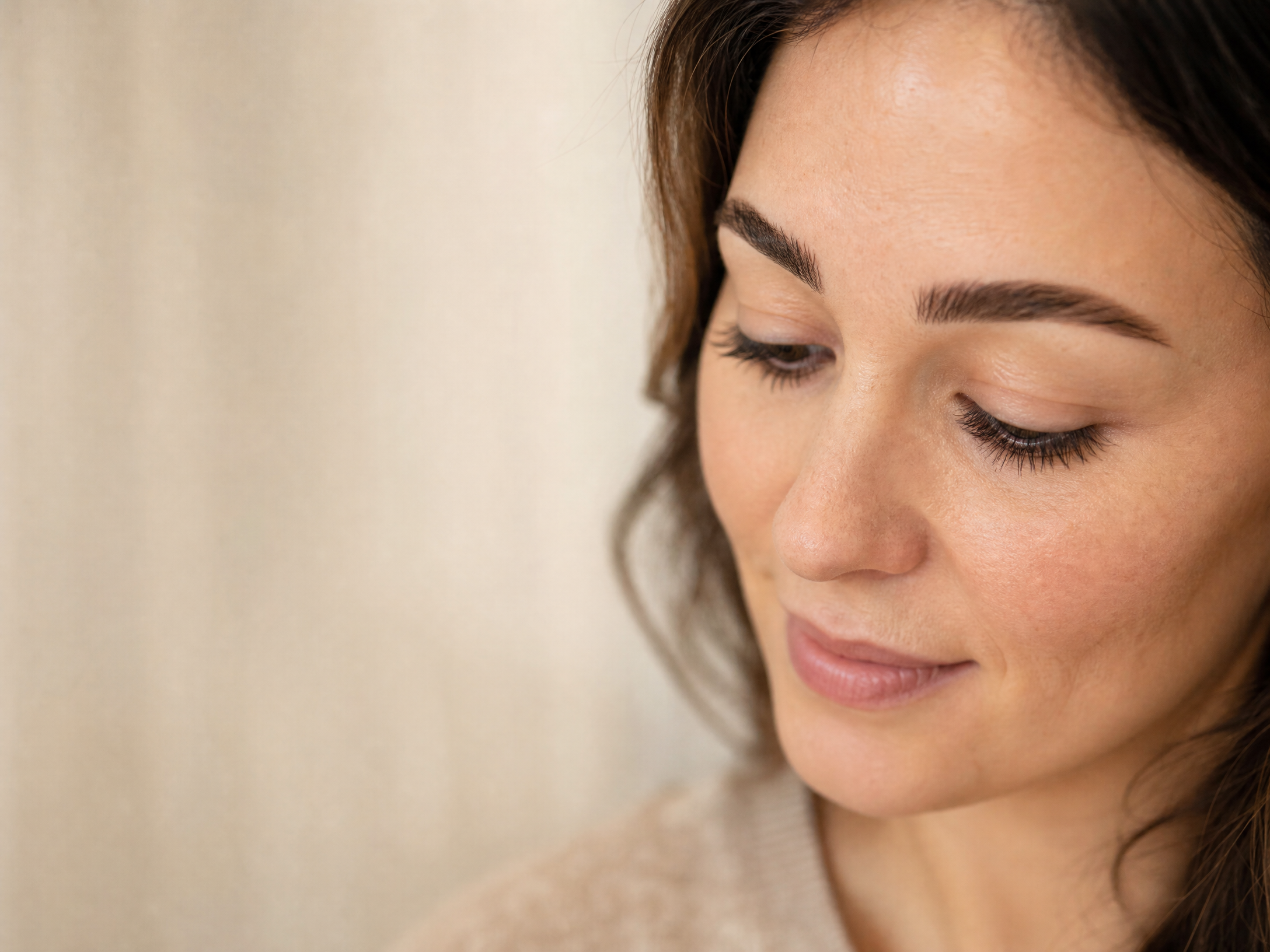 Natürlich definierte Wimpern und Augenbrauen bei DILEK in Offenbach